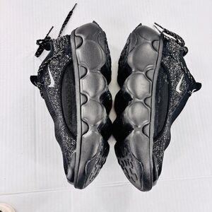 Nike Women's Flyknit Bloom Sneakers Shoes Black Velvet Brown 7.5